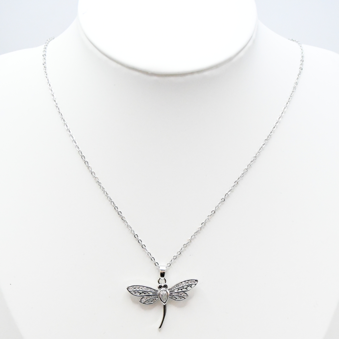 LV-CL-41 Collier argenté femme à pendentif libellule brillante – Image 1