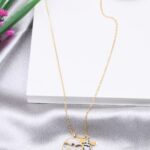 Collier doré femme pendentif rond et breloque abeille