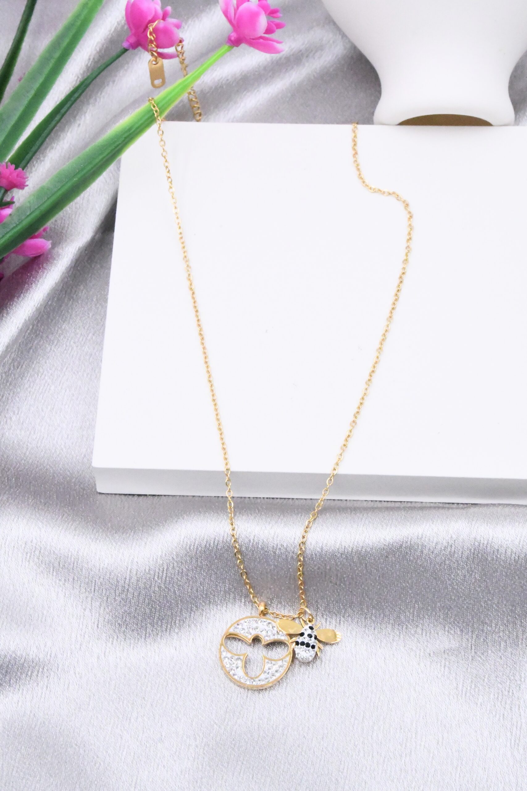 LV-CL-42 Collier doré femme pendentif rond et breloque abeille – Image 1