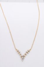 Collier doré femme motif feuillage et détails brillants – Image 2