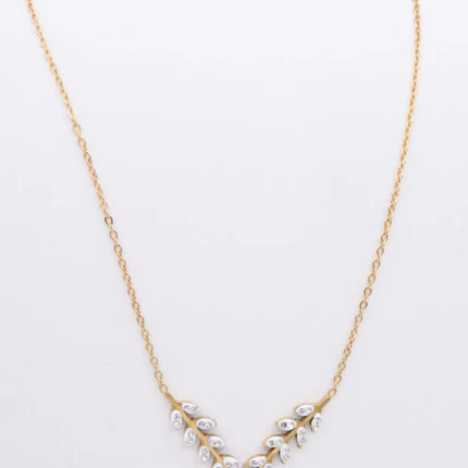 Collier chaîne fine dorée à guirlande de petites feuilles brillantes en V, vue d'ensemble à plat