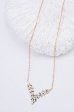 Collier doré femme motif feuillage et détails brillants