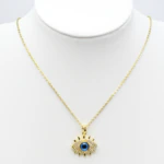 Collier chaîne fine dorée à pendentif œil protecteur bleu et strass présenté sur un buste blanc