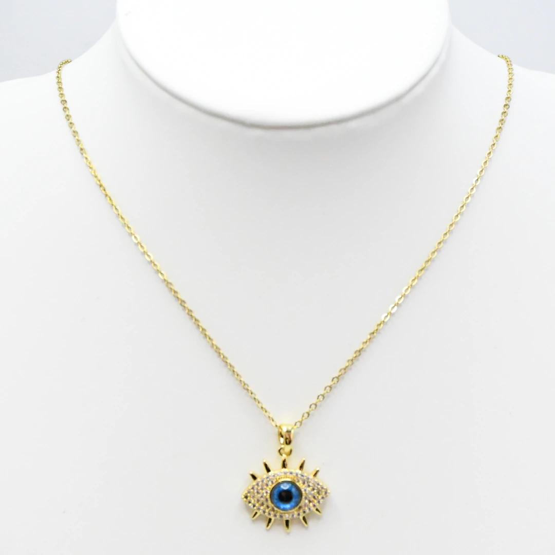 Collier chaîne fine dorée à pendentif œil protecteur bleu et strass présenté sur un buste blanc
