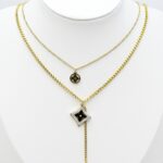 Collier doré multirang pendentif carré noir chic femme