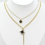 Collier doré multirang femme à pendentif carré noir cerclé de strass, médaillon rond et petit charm fleur rose
