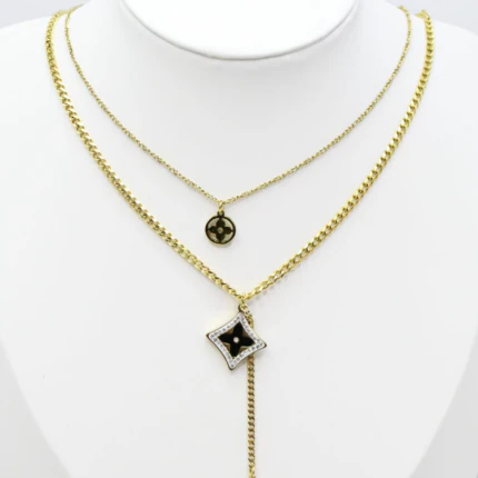 Collier doré multirang femme à pendentif carré noir cerclé de strass, médaillon rond et petit charm fleur rose