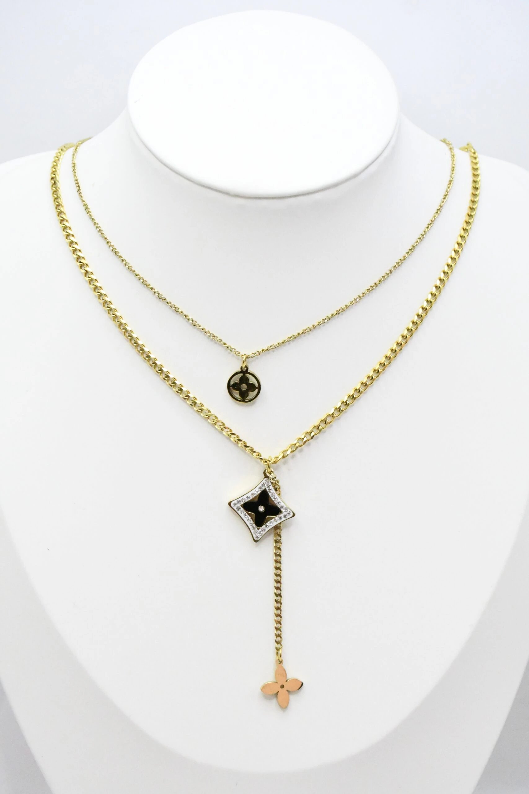 LV-CL-49 Collier doré multirang femme à pendentif carré noir cerclé de strass, médaillon rond et petit charm fleur rose