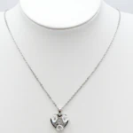 Collier argenté femme à pendentif cœur orné de fleurs blanches en relief et de strass, sur buste blanc