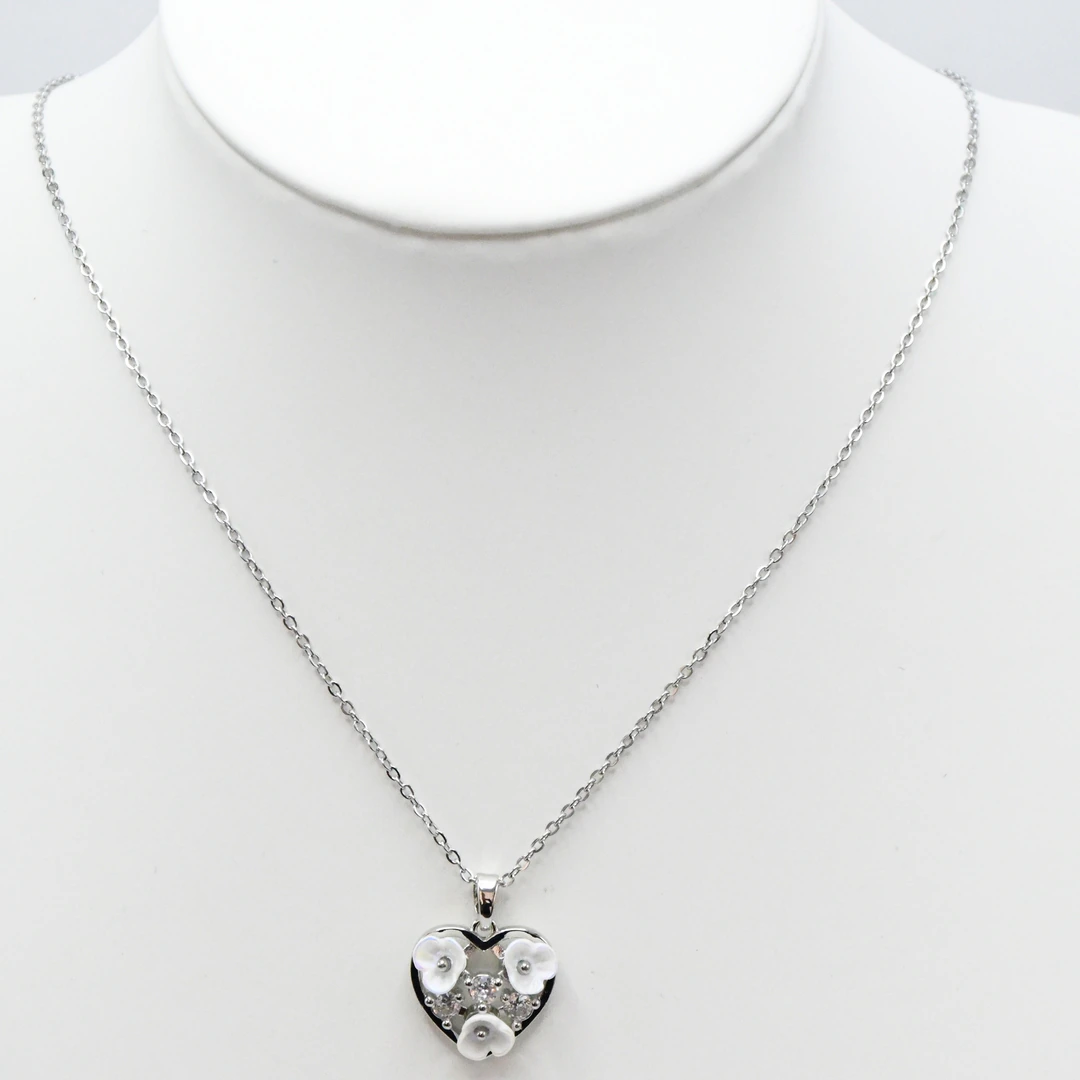 Collier argenté femme à pendentif cœur orné de fleurs blanches en relief et de strass, sur buste blanc