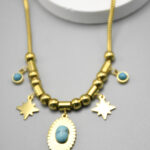 Collier doré femme breloques soleil et détail turquoise