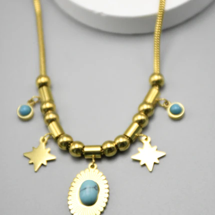 Collier doré femme à breloques soleil, perles dorées et pendentif ovale rayonnant à cabochon bleu turquoise