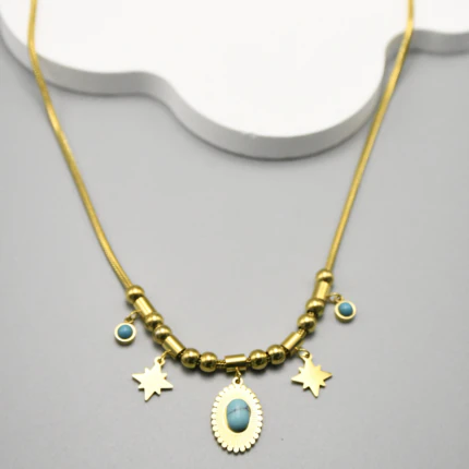 Collier chaîne serpent dorée à breloques étoile, perles dorées et détails bleu turquoise, vue d'ensemble