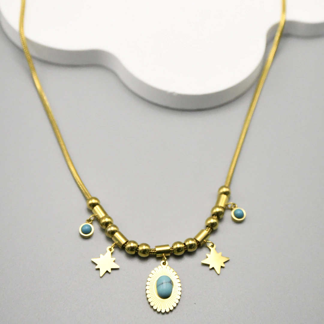 Collier chaîne serpent dorée à breloques étoile, perles dorées et détails bleu turquoise, vue d'ensemble