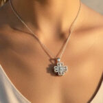 Collier argenté femme pendentif fleur brillante chic