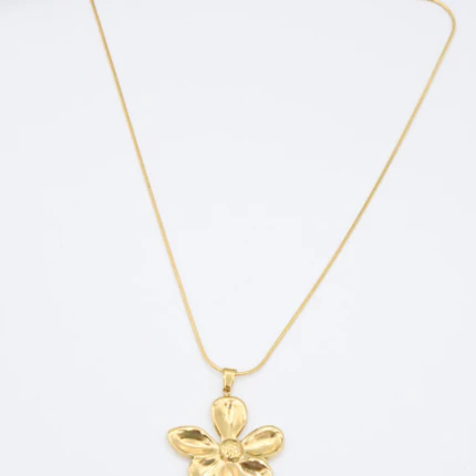 Collier doré femme à grand pendentif fleur en relief à cinq pétales sur chaîne fine, posé à plat