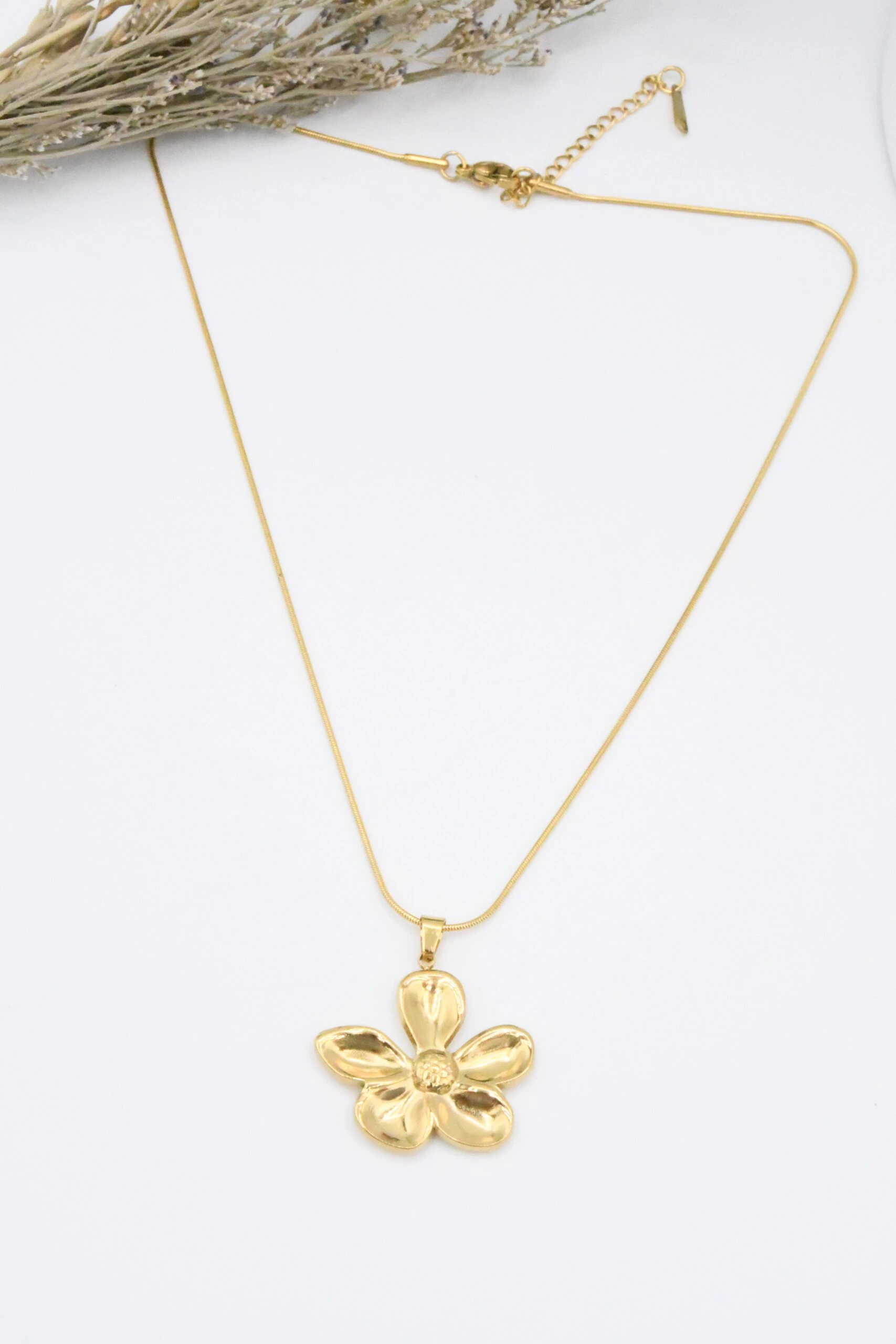 LV-CL-57 Collier doré femme à grand pendentif fleur en relief à cinq pétales sur chaîne fine, posé à plat