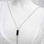 Collier sautoir argenté pendentif noir rectangulaire femme