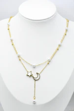 Collier double rang doré sur buste, vue d'ensemble des chaînes perlées et de la chute à perle blanche