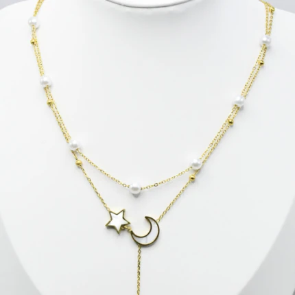 Collier double rang doré sur buste, vue d'ensemble des chaînes perlées et de la chute à perle blanche