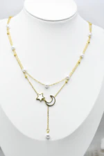 Collier doré femme double rang à perles blanches, étoile et lune nacrées et perle pendante, sur buste blanc