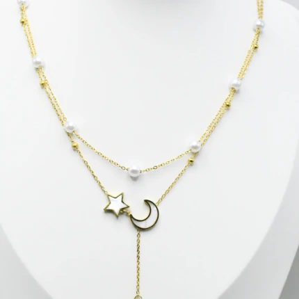 Collier doré femme double rang à perles blanches, étoile et lune nacrées et perle pendante, sur buste blanc