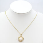 Collier doré femme pendentif carré blanc scintillant