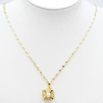 Collier doré femme à pendentif floral serti de strass et perle blanche centrale, sur buste blanc