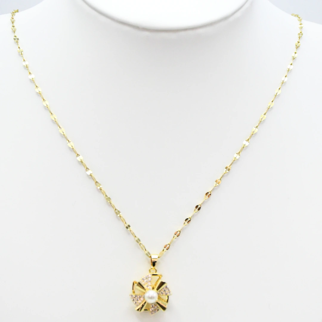 LV-CL-62 Collier doré femme à pendentif floral serti de strass et perle blanche centrale, sur buste blanc