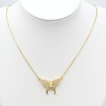 Collier doré femme pendentif papillon perles blanches