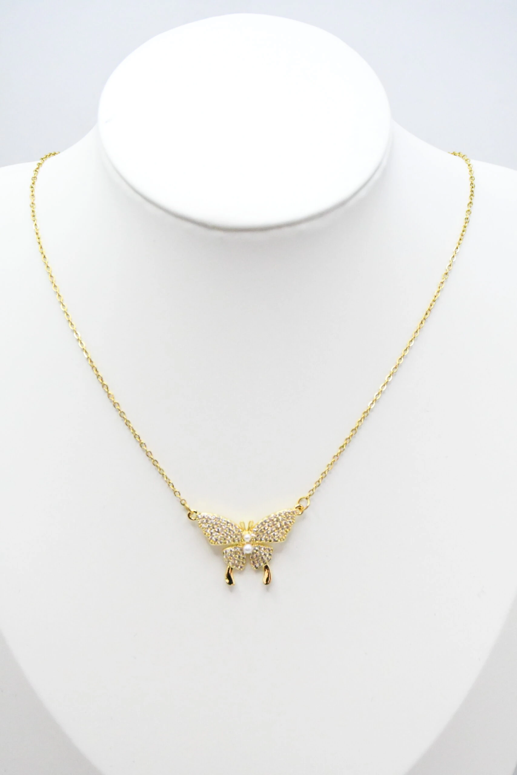 LV-CL-63-1 Collier doré femme à pendentif papillon pavé de strass et petites perles blanches, sur buste blanc