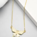 Collier doré femme pendentif papillon perles blanches