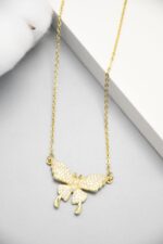 Collier doré femme pendentif papillon perles blanches