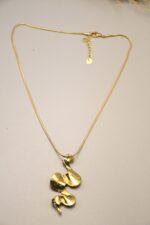 Collier doré femme pendentif abstrait ondulé élégant – Image 2