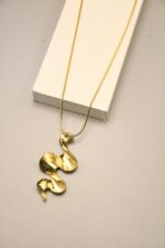 Collier doré femme pendentif abstrait ondulé élégant – Image 3