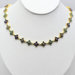 Collier doré femme motifs fleurs colorées scintillants