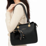Sac à main noir grainé avec pompon et foulard femme