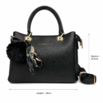 Dimensions du sac à main noir à pompon : hauteur 18,5 cm et largeur 28 cm, avec sa bandoulière