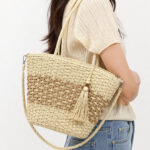 Sac panier femme beige et camel effet tressé avec pompon
