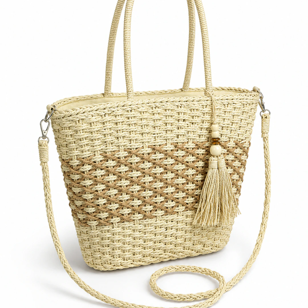 Sac panier beige et camel vu de trois quarts avec pompon frangé et bandoulière tressée