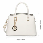Dimensions du sac à main blanc à bijou doré : hauteur 20 cm et largeur 28 cm