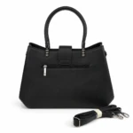 Sac à main noir vu de dos avec poche extérieure zippée et bandoulière posée devant