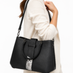 Sac à main noir avec détail argenté effet serpent femme
