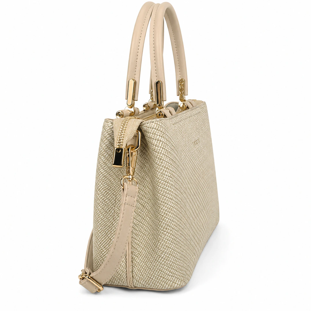 Sac à main beige vu de profil avec bandoulière accrochée et tirette de zip dorée