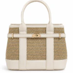 Sac à main beige effet tressé vu de face, bandes crème et fermoir doré au centre
