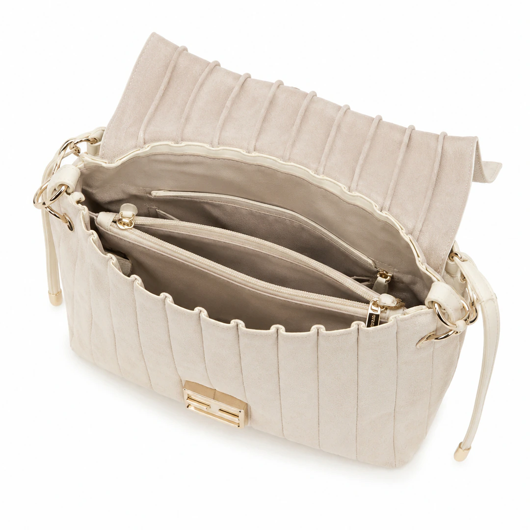 Sac épaule beige plissé ouvert, rabat relevé : doublure beige et compartiment central zippé