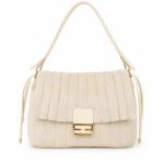 Sac épaule beige plissé vu de face avec rabat, fermoir doré et cordons latéraux