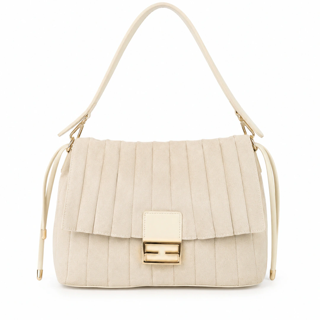 Sac épaule beige plissé vu de face avec rabat, fermoir doré et cordons latéraux