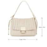 Dimensions du sac épaule beige plissé à fermoir doré : hauteur 23 cm et largeur 35 cm
