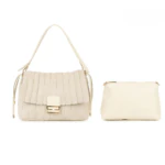 Sac épaule femme beige plissé avec fermoir doré, présenté avec sa pochette assortie